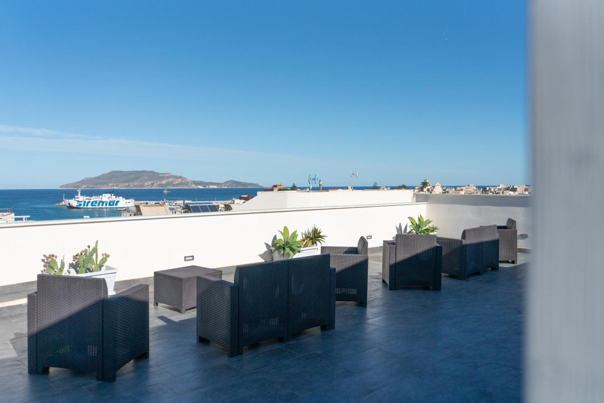 Ponente & Maestro Rooms Favignana Bagian luar foto