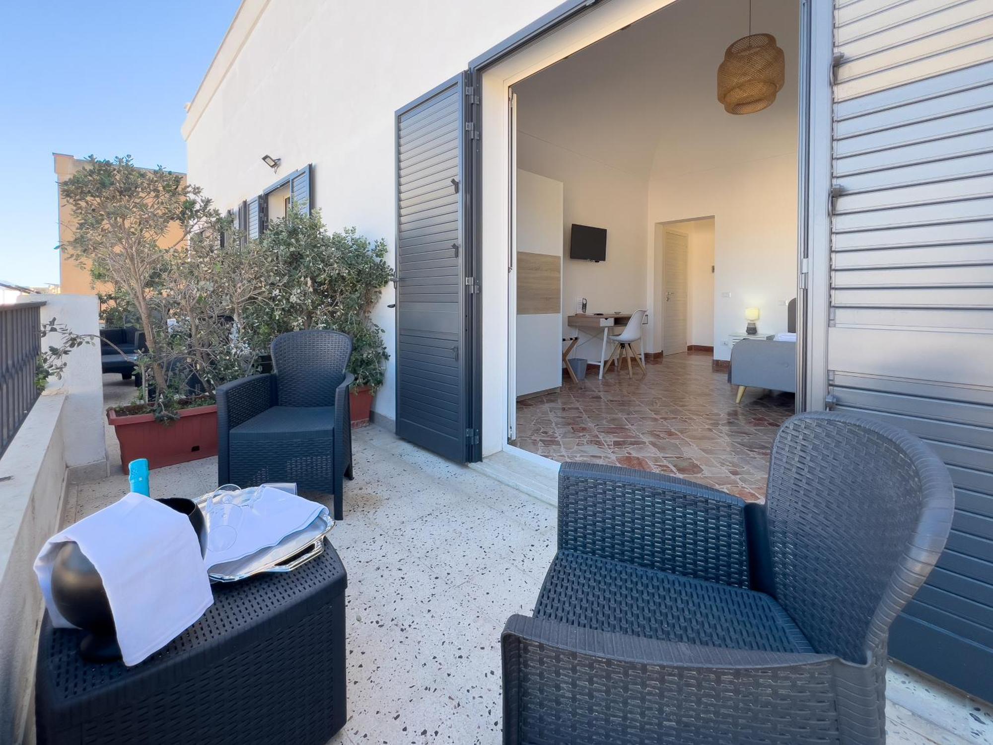 Ponente & Maestro Rooms Favignana Bagian luar foto